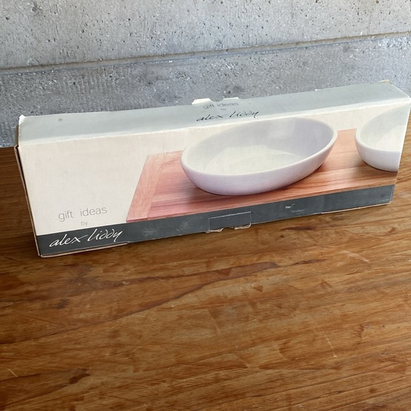 Serving dishes (3 round bowls on timber stand) - Picture 9 of 10